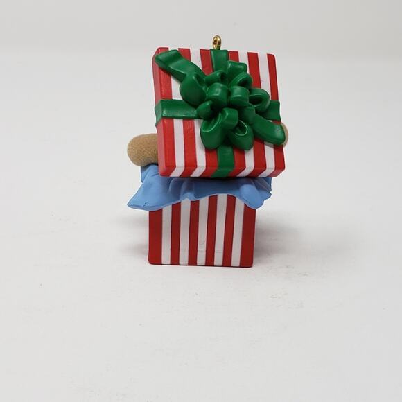 1993 Hallmark A Childs Christmas Keepsake Handcrafted Holiday Ornament. - Picture 6 of 7